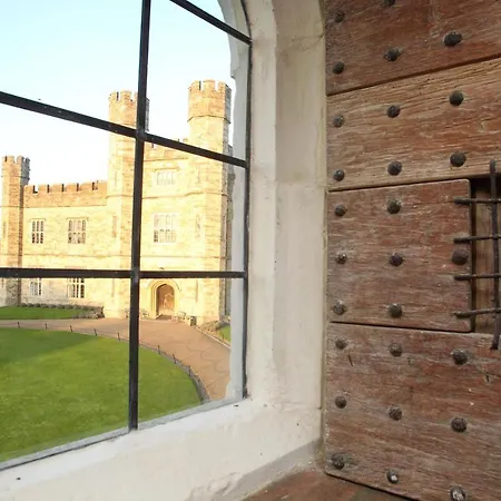 Leeds Castle Maiden's Tower-2