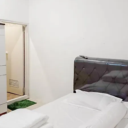 Agnes Residence Near Blok M Mitra Reddoorz-2