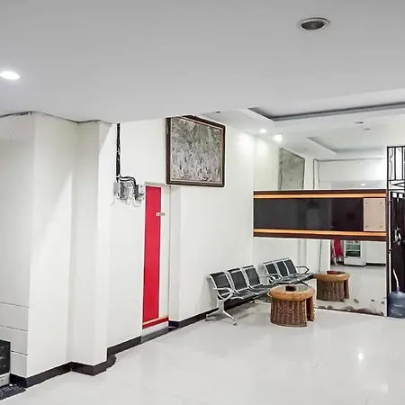 Agnes Residence Near Blok M Mitra Reddoorz-3