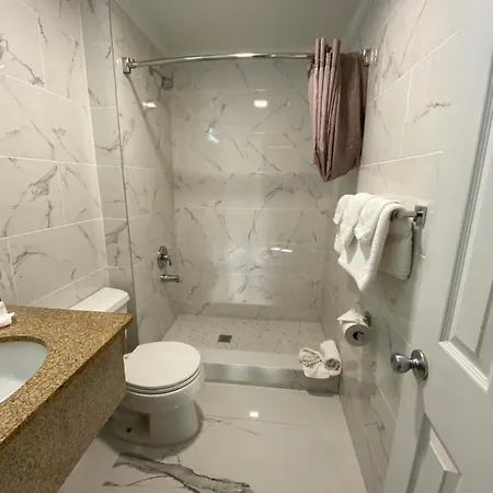 Relax Inn North Babylon-3