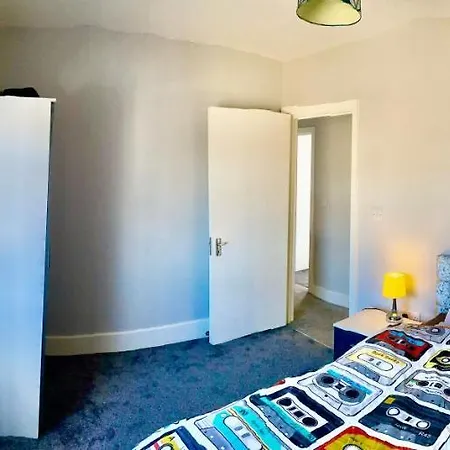 Camden Guest House Double Bedroom With Super Large King Bed-2