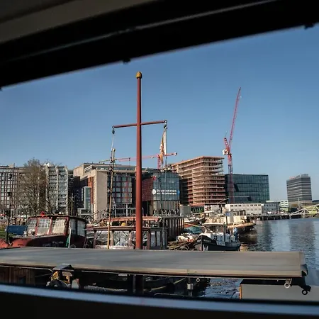 Houseboat-Amsterdam-3