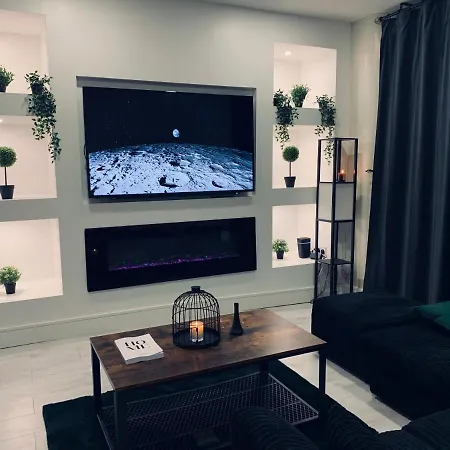 Immaculate Modern Home With Parking - Sleeps 8 --2