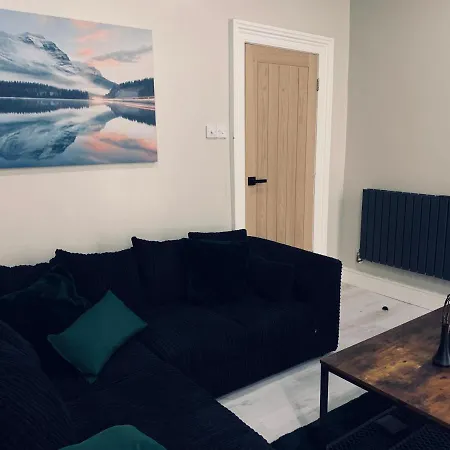Immaculate Modern Home With Parking - Sleeps 8 --3