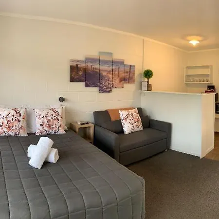 Racecourse Motel-2