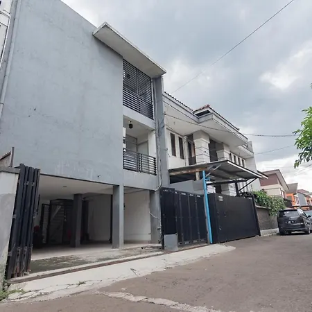 Reddoorz Syariah At Afifah Guest House Near Bikasoga Sport Center-3