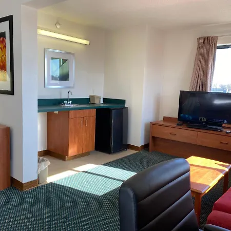 Carlyle Inn & Suites-3