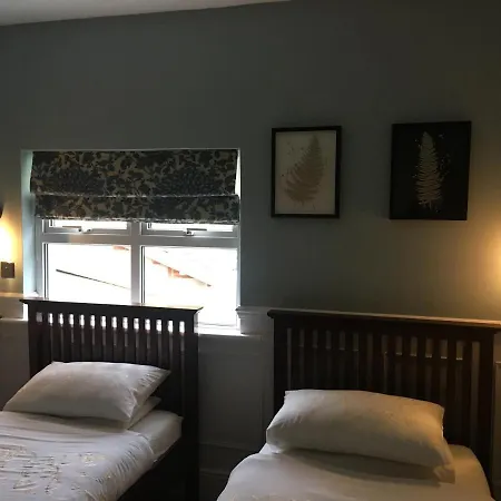 Twin Oaks Guest House-3