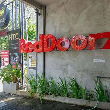 Reddoorz Plus Near Kawasan Sam Poo Kong Semarang-2