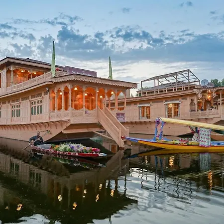 Welcomheritage Gurkha Houseboats-2