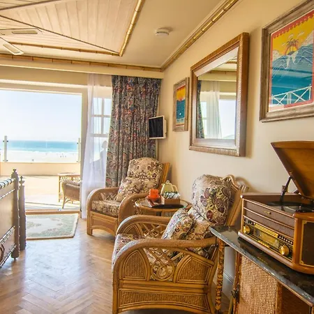 Tolcarne Beach Colonial Restaurant And Rooms-3