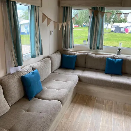 5 Mins Walk To Beach. 3 Bedroom Caravan. Sleeps 8-3