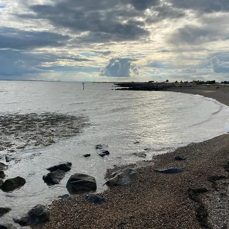 5 Mins Walk To Beach. 3 Bedroom Caravan. Sleeps 8-2