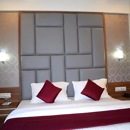 Hotel Royal Square By Sky Stays-3