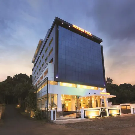 Holiday Vista Thekkady A Premium Hotel Near Periyar Wild Life Sanctuary With Sky View Pool-2
