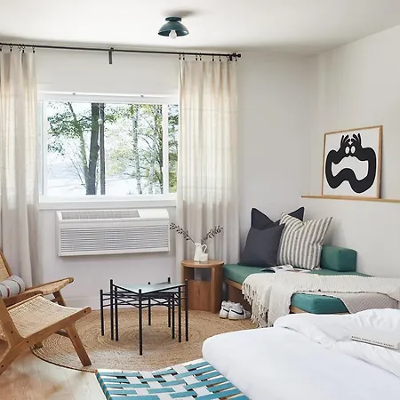 Somewhere Inn Calabogie Boutique Hotel-3