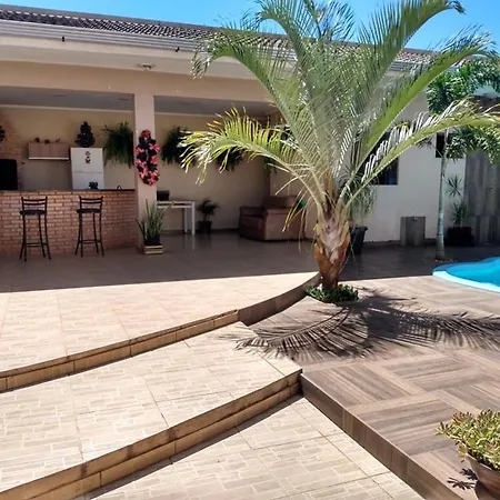 Edicula com um quarto banheiro e piscina e lazer-3