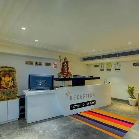 Townhouse Oak Hotel Dev Palace-3