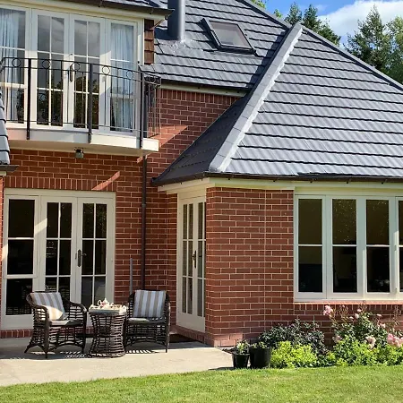 Pin Oaks Luxury Bed & Breakfast-3