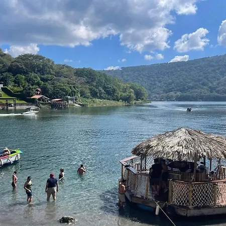 Captain Morgan Hostel Lake Coatepeque-3
