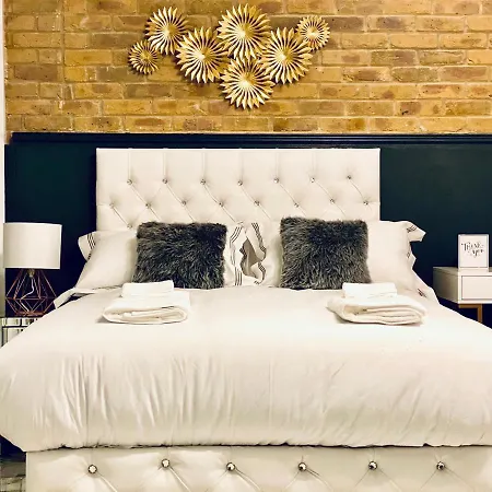 Duke And Duchess Apartments And Rooms - Private In Room Hot Tub Suites-2