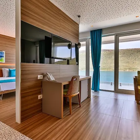 Carine Hotel Kumbor Superior-3