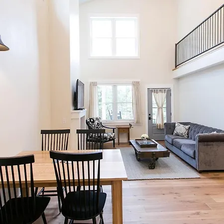 Farmhouse Suites By Amish Country Lodging-2