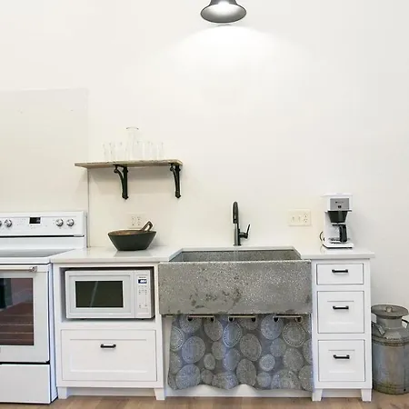 Farmhouse Suites By Amish Country Lodging-3