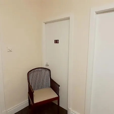 Queens Rooms-3