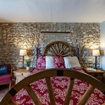 The Historic Leakey Inn-2