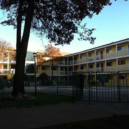 Oaktree Inn And Suites-2