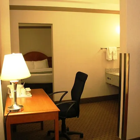 Ramada By Wyndham Edmonton South-2
