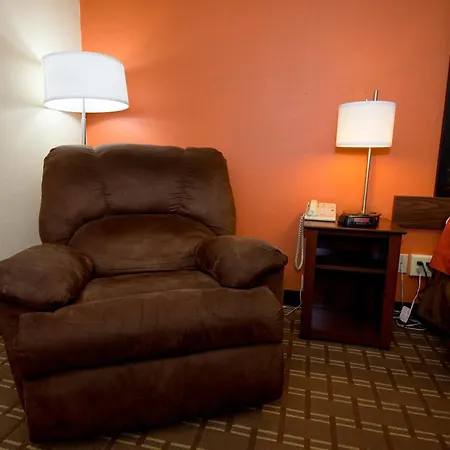Super 8 By Wyndham Altoona-3