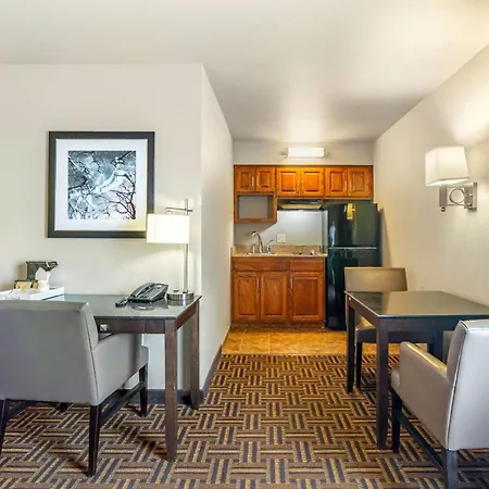 Legend Hotel Minot-2