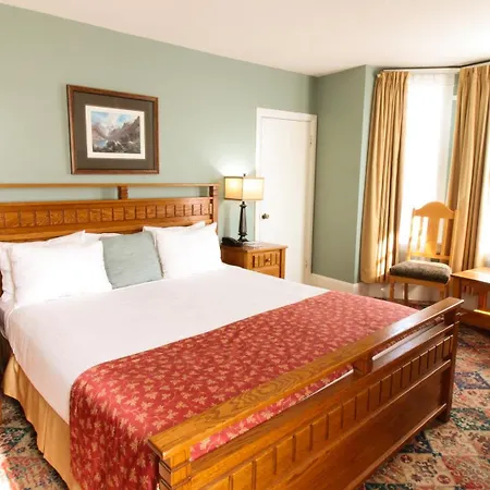 James Bay Inn Hotel, Suites & Cottage-2