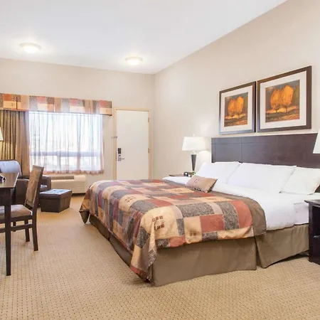 Ramada By Wyndham Pincher Creek-2