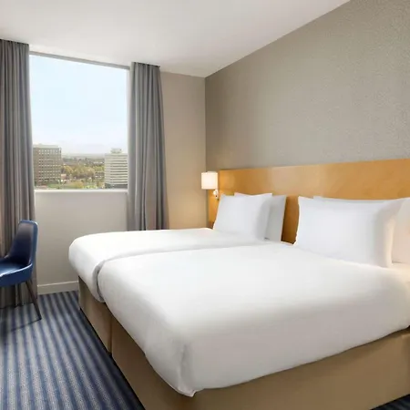 Ramada Hotel & Suites By Wyndham Coventry-3