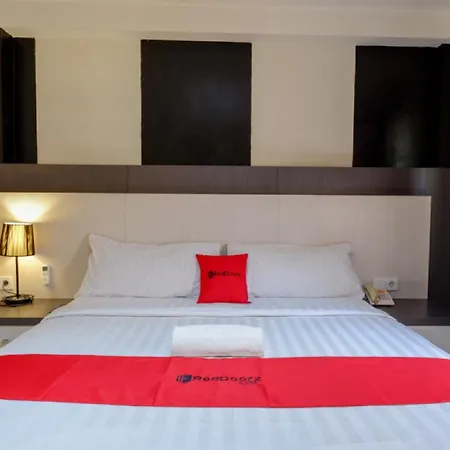Reddoorz Plus Near Hotel Benua Kendari-2