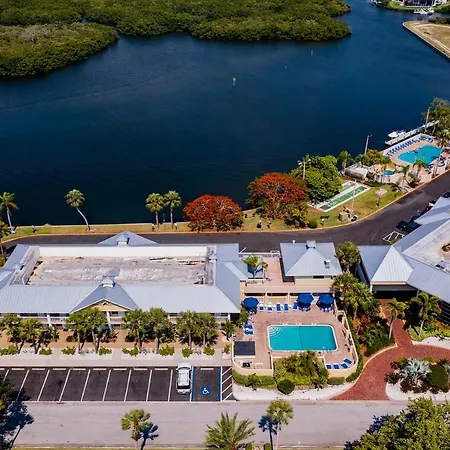 Tampa Bay, Beach Step Away, Wifi, Free Parking,Pools, Jacuzzi-3