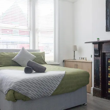 Boaler House, Modern 4 Bed House With Parking Sleeps 8-3