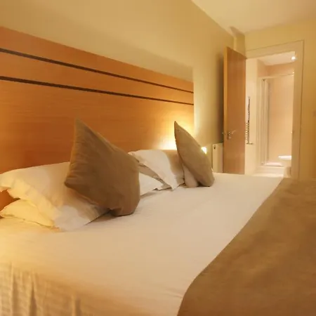 Lodge Drive Serviced Apartments-3