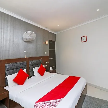 Oyo Hotel Metro Tower Near Ambience Mall-3