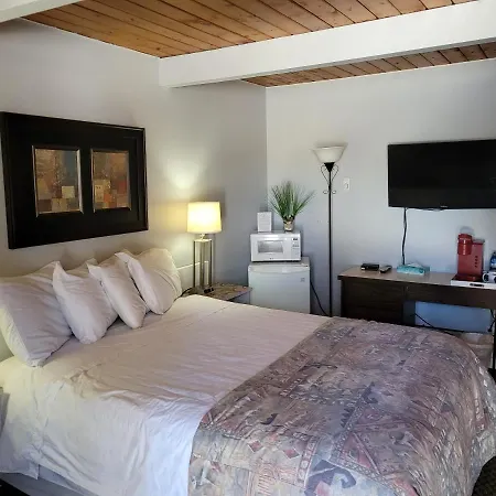 Pines Motel-2