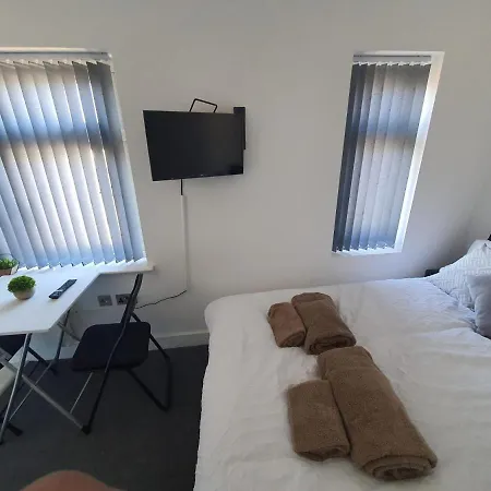 New Self Contained Flat,In Hayes, Free Parking-3