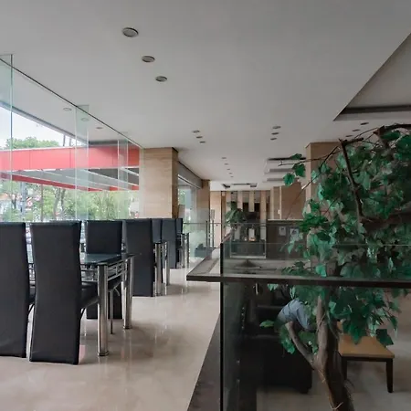 Urbanview Hotel Newton Riau Bandung By Reddoorz-3