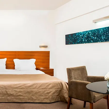 Lucy Hotel-2