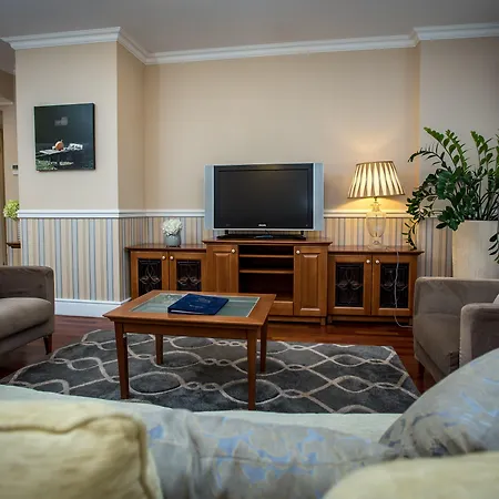 Queen's Court Hotel&Residence-3