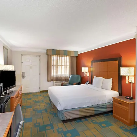 La Quinta Inn By Wyndham Phoenix Sky Harbor Airport-3