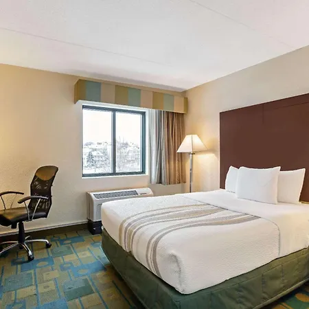 La Quinta Inn & Suites By Wyndham Boston Somerville-3