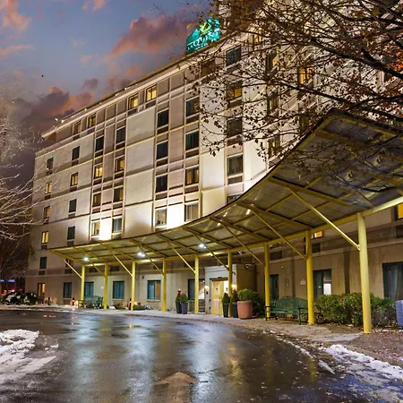 La Quinta Inn & Suites By Wyndham Boston Somerville-2